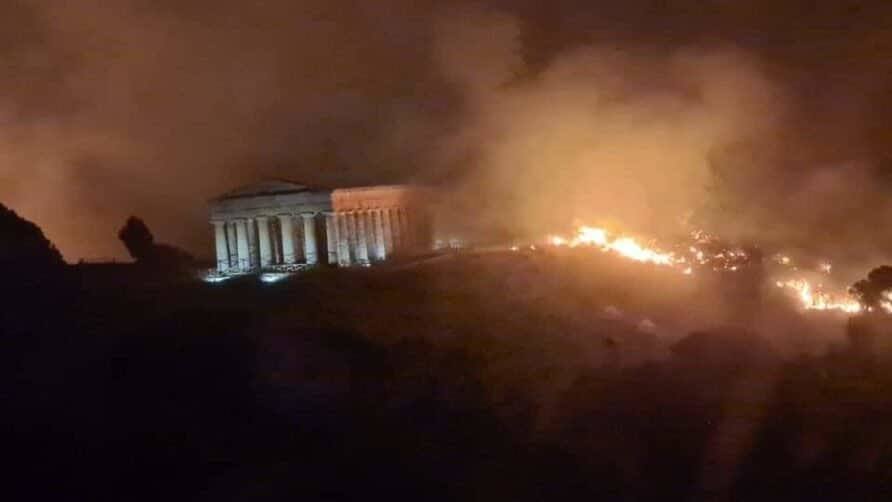 En Sicilia, una de las imágenes más impactantes de los incendios la deja el templo griego de Segesta