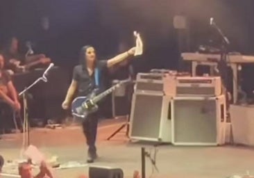 Placebo rinde homenaje a Sinéad O'Connor en un concierto en Madrid quemando una emotiva carta