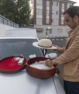 Imagen secundaria 2 - La cuadrilla acomoda el equipaje en San Fernando de Henares y se mete en la furgoneta para el enésimo viaje. algunos hacen miles de kilómetros en cuatro o cinco días