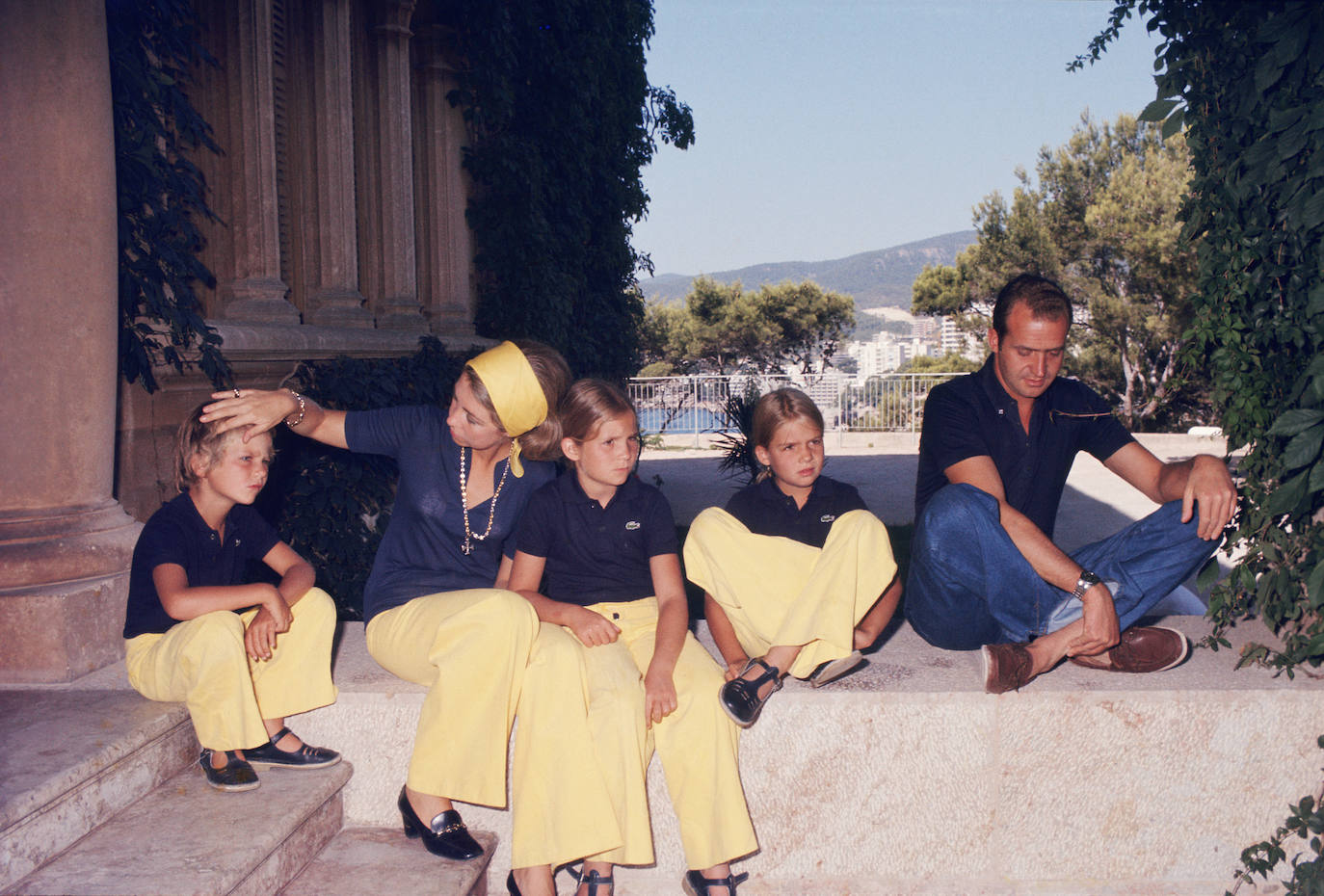 La Familia Real en Marivent en 1975, cuando posaron por primera vez. Don Felipe, las Infantas y Doña Sofía posaron con tonos azules y amarillos. Don Juan Carlos, en vaqueros