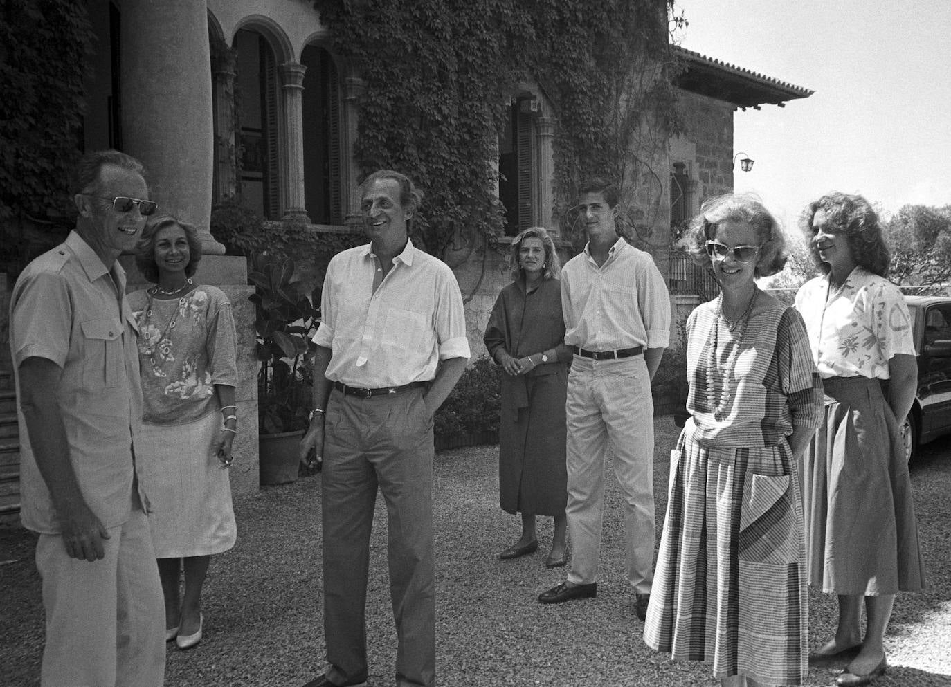 Los Reyes Balduino y Fabiola de Bélgica posan sonrientes junto a Doña Sofía, Don Juan Carlos, Doña Cristina, Don Felipe y Doña Elena, en 1986