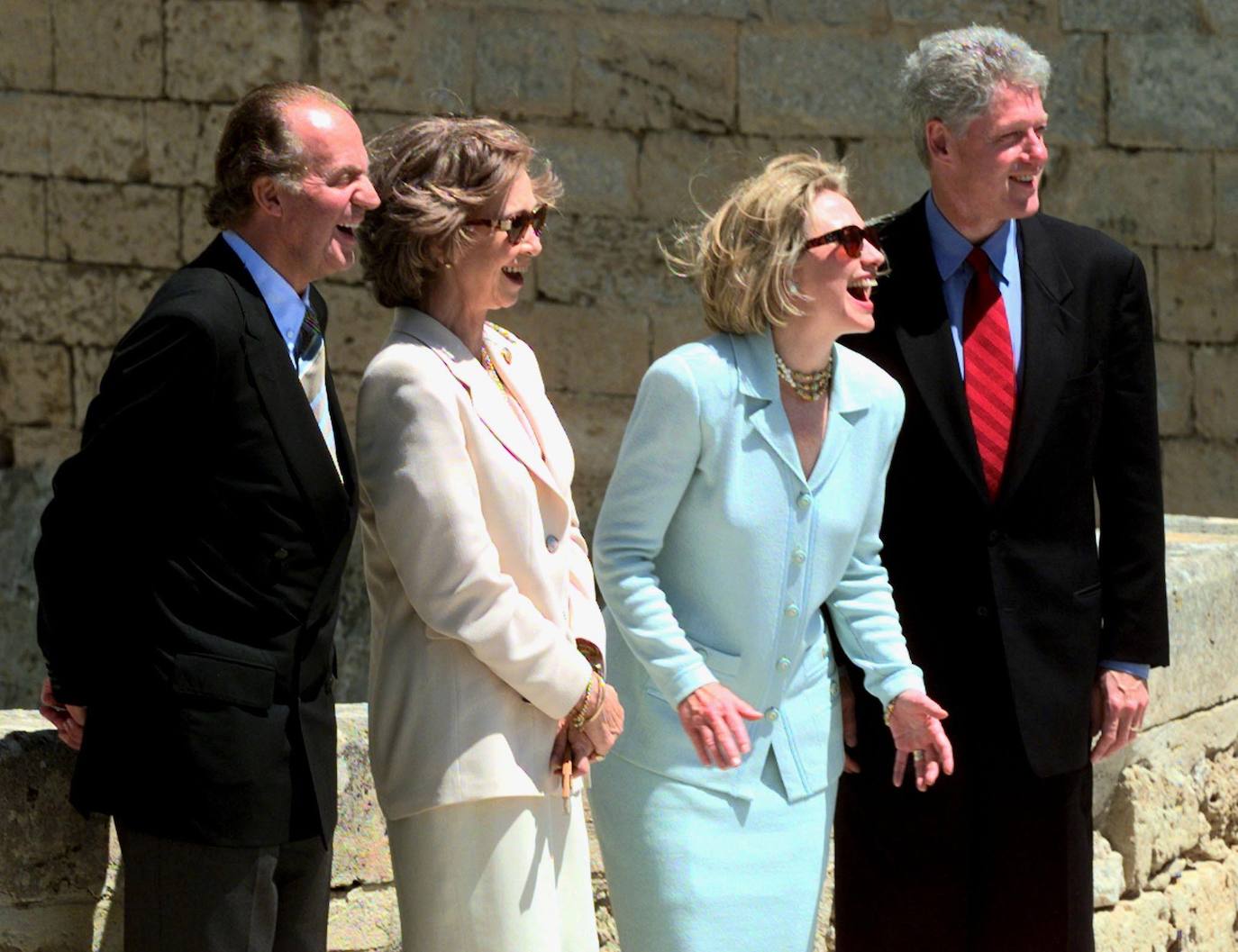 Don Juan Carlos y Doña Sofía ríen junto al entonces presidente de los EE.UU., Bill Clinton y su esposa Hillary Clinton, en 1995