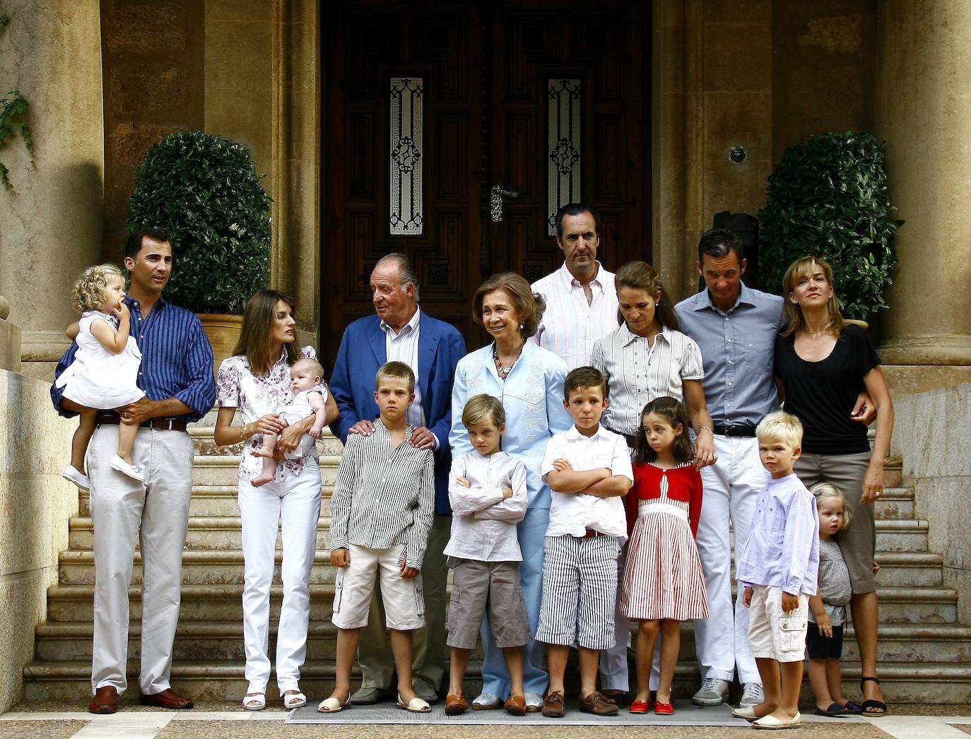 Posado oficial de verano de la Familia Real al completo en el palacio de Marivent, 2007