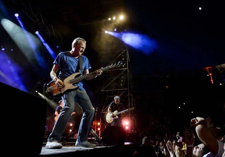 El cantante David Summers de Hombres G durante un concierto en Madrid en 2015