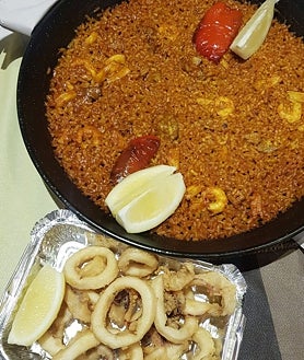 Imagen secundaria 2 - Juanjo es capaz de producir el gran arroz que siempre ansiamos los buscadores de grano (a la derecha). A la izquierda, la imagen de unas pequeñas papas hervidas con  alioli 