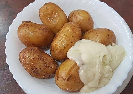 Imagen secundaria 1 - Juanjo es capaz de producir el gran arroz que siempre ansiamos los buscadores de grano (a la derecha). A la izquierda, la imagen de unas pequeñas papas hervidas con  alioli 