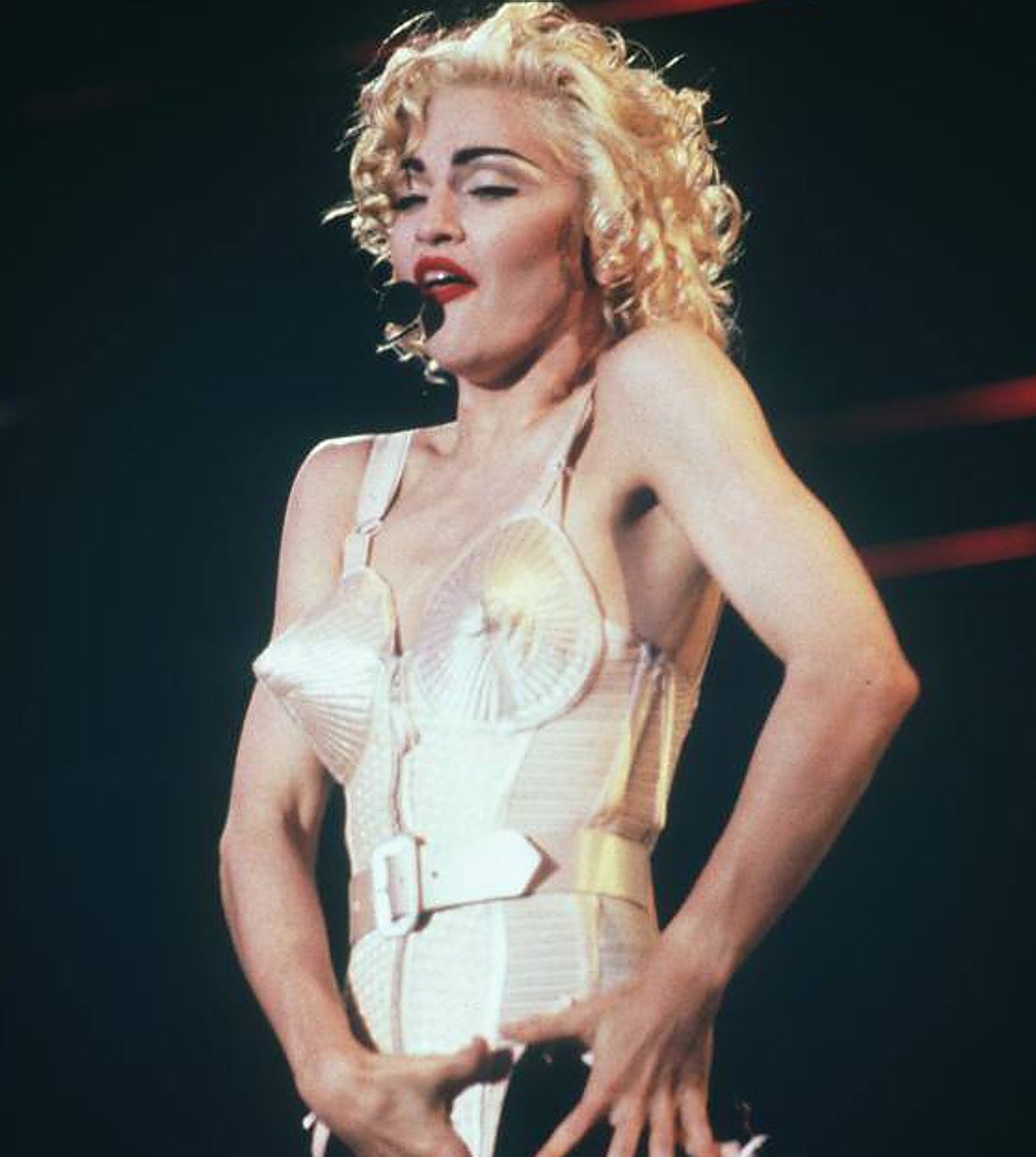 El 'show' estuvo apuntalado todo por una sastrería futurista, invención de Jean Paul Gaultier