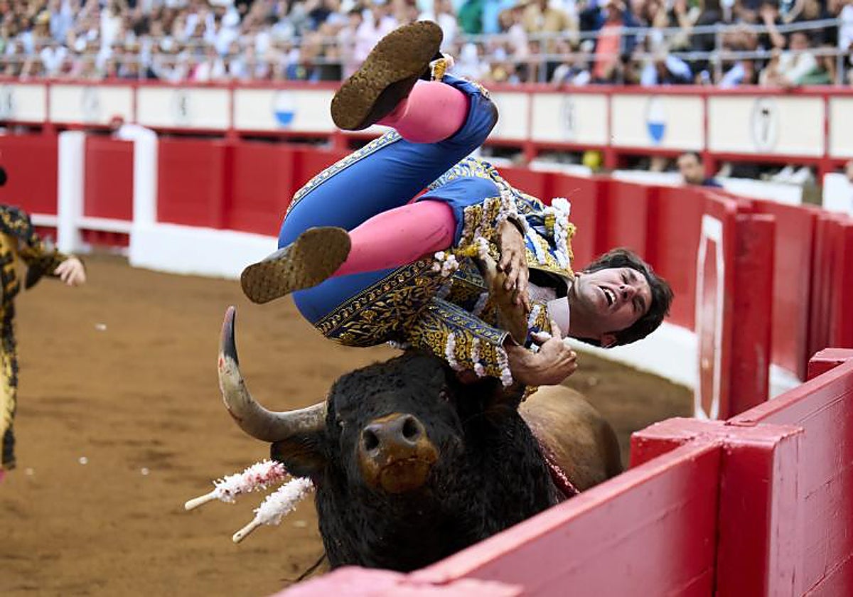 Momento de la cogida de Cayetano en Santander