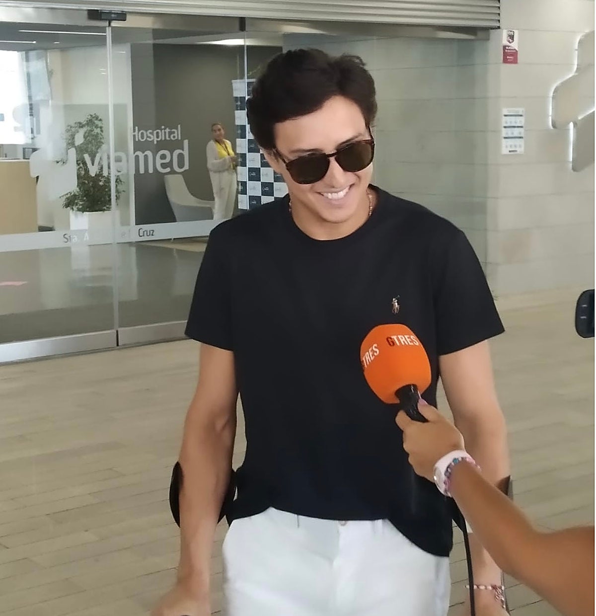 Roca Rey abandonando el hospital