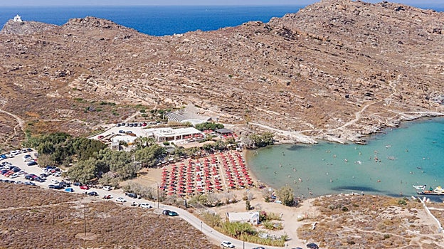 Playa Monastiri en Paros, afectada por la ocupación ilegal de tumbonas