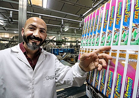 Imagen secundaria 1 - En la fábrica de Burman en Extremadura trabajan hoy setenta personas