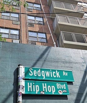 Imagen secundaria 2 - Arriba, una de las actividades del 50 aniversario en el Bronx. Abajo a la izquierda un grupo de pioneros del hip hip, entre ellos KRS-ONe, DMC de Run-DMC y Sha-Rock. Abajo a la derecha, el 1520 de Sedgwick Ave, donde se celebró la primera fiesta hip hop, según la leyenda