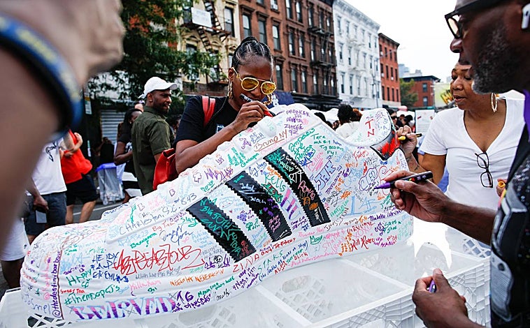 Imagen principal - Arriba, una de las actividades del 50 aniversario en el Bronx. Abajo a la izquierda un grupo de pioneros del hip hip, entre ellos KRS-ONe, DMC de Run-DMC y Sha-Rock. Abajo a la derecha, el 1520 de Sedgwick Ave, donde se celebró la primera fiesta hip hop, según la leyenda