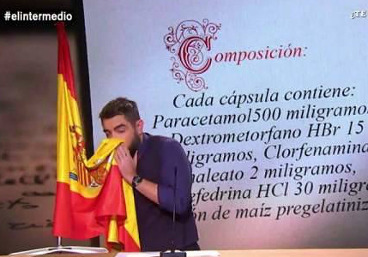 Dani Mateo en un momento de 'El Intermedio' sonándose los mocos con la bandera de España