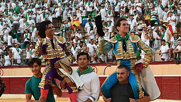 Adame y Marín, a hombros