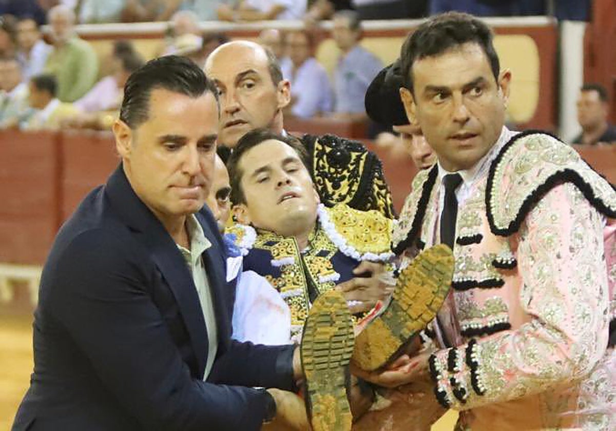 Daniel Luque llevado a la enfermería del Puerto de Santa María