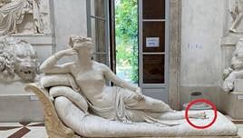 Pillado por las cámaras: el momento en el que un turista mutila una valiosa escultura por una foto