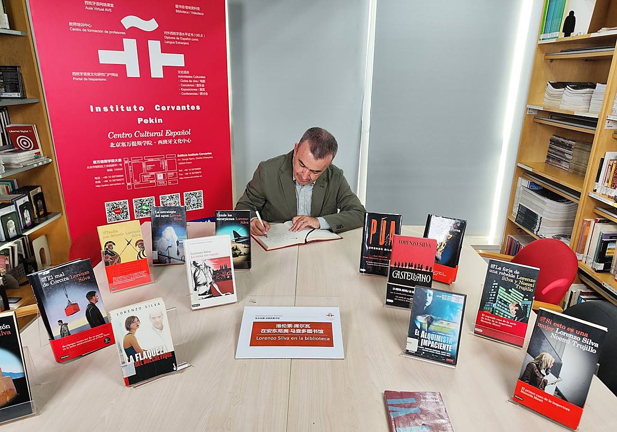 Lorenzo Silvia firma en el libro de visitas del Instituto Cervantes de Pekín