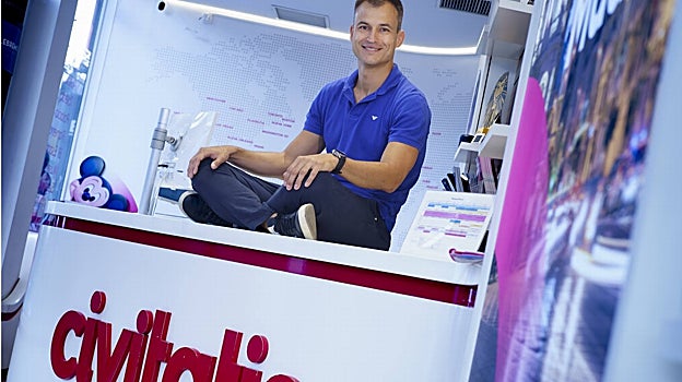 Gutiérrez, tras el mostrador de su empresa, Civitatis