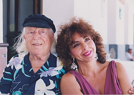 Imagen secundaria 1 - Rafael Alberti y María Asunción Mateo, retratados el día de su boda, el 13 de julio de 1990