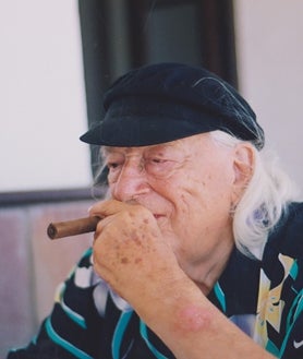 Imagen secundaria 2 - Rafael Alberti y María Asunción Mateo, retratados el día de su boda, el 13 de julio de 1990