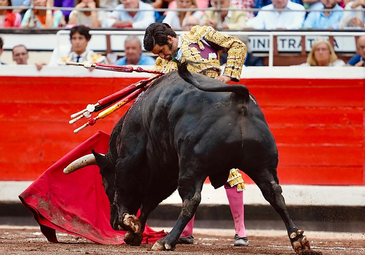Derechazo encajado y con el mentón hundido de Morante al cuarto toro del Puerto