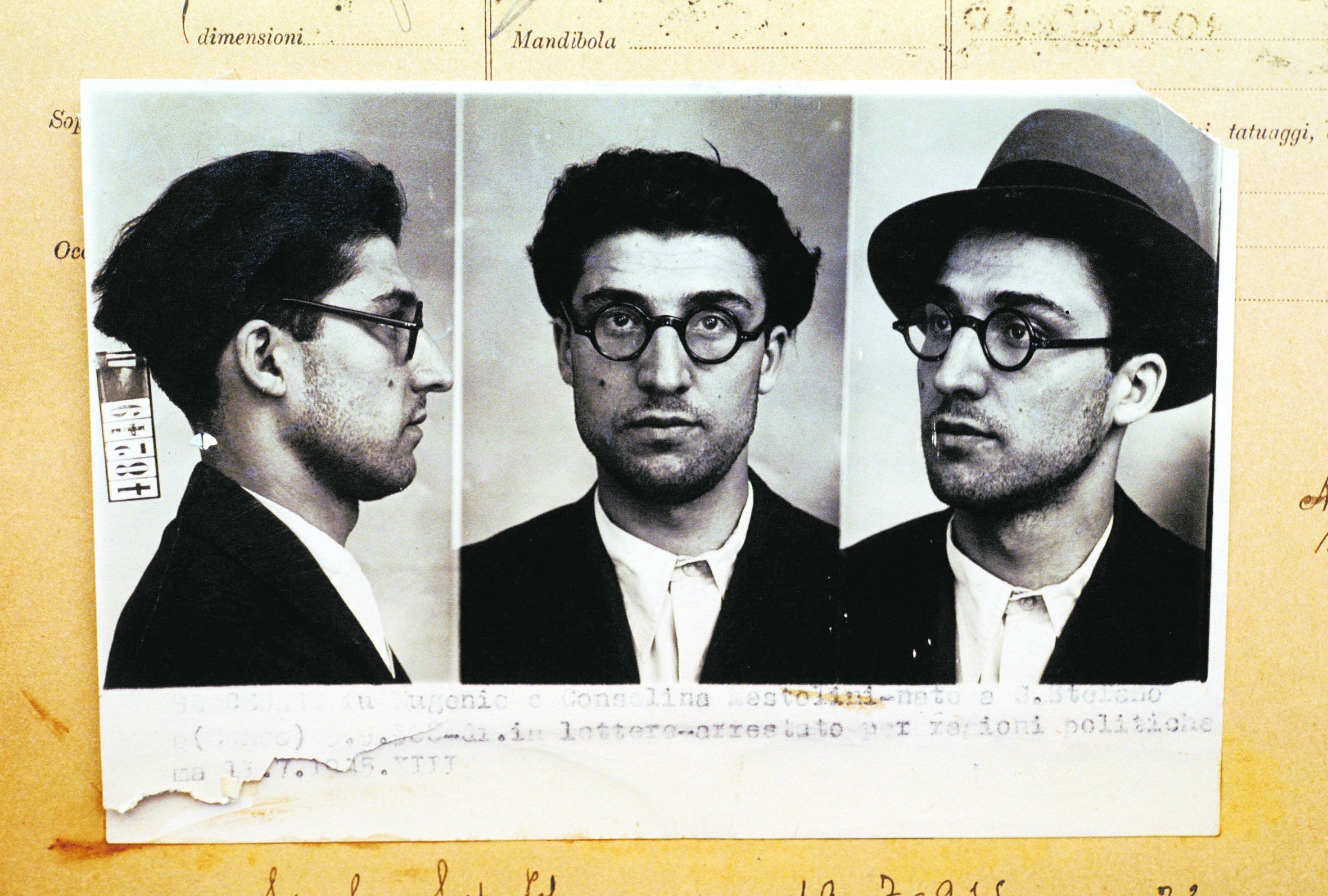 Ficha policial de la detención del escritor italiano Cesare Pavese en 1935 por su pertenencia al Partido Comunista