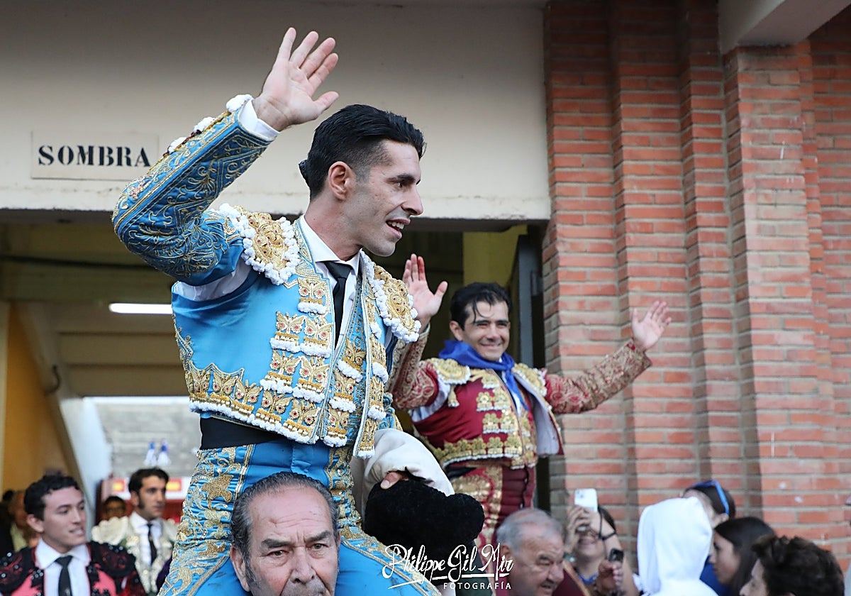 Talavante y Adame salen por la puerta grande de Ejea