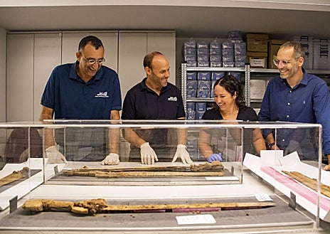 Imagen secundaria 1 - Excavaciones en la cueva donde fueron halladas las cuatro espadas