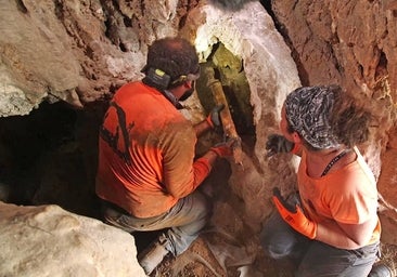 Descubren cuatro espadas romanas ocultas desde hace casi 2.000 años en una cueva cerca del Mar Muerto