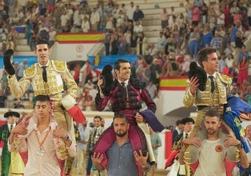 Talavante, De Justo y Caballero, a hombros en la festiva y triunfal plaza de Melilla