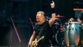 La aparatosa caída de Bruce Springsteen en pleno concierto... que resolvió con humor