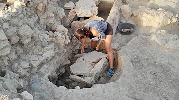 Camila Oliart examina la tumba, aún sin abrir