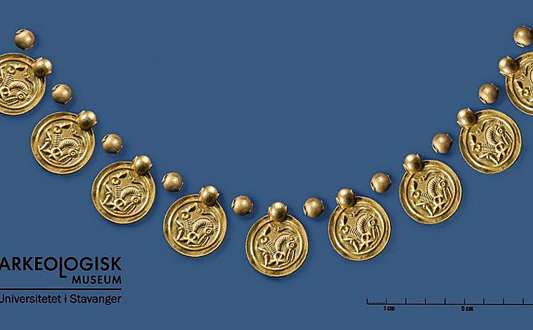 Imagen principal - Los medallones y perlas hallados formarían un magnífico collar. Abajo, anillos de oro e imagen de las piezas tras ser desenterradas