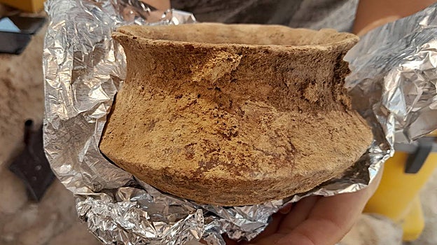 La vasija recuperada de la tumba