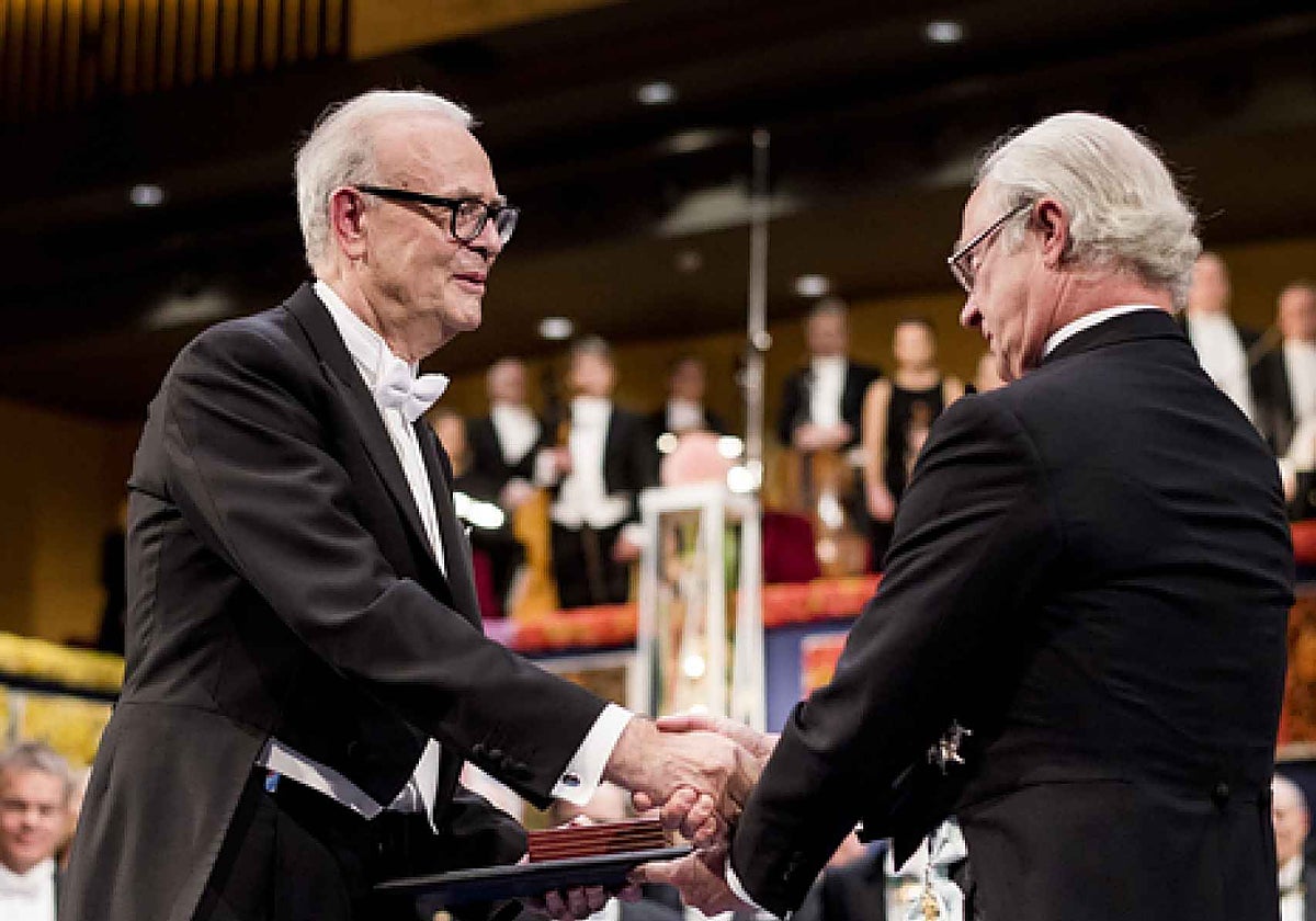 Modiano recibiendo el Premio Nobel de Literatura, en 2014.