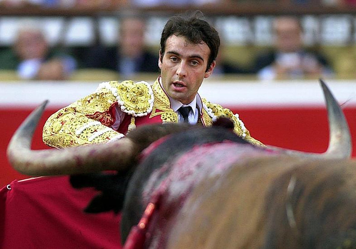 Enrique Ponce, con el toro de Bilbao