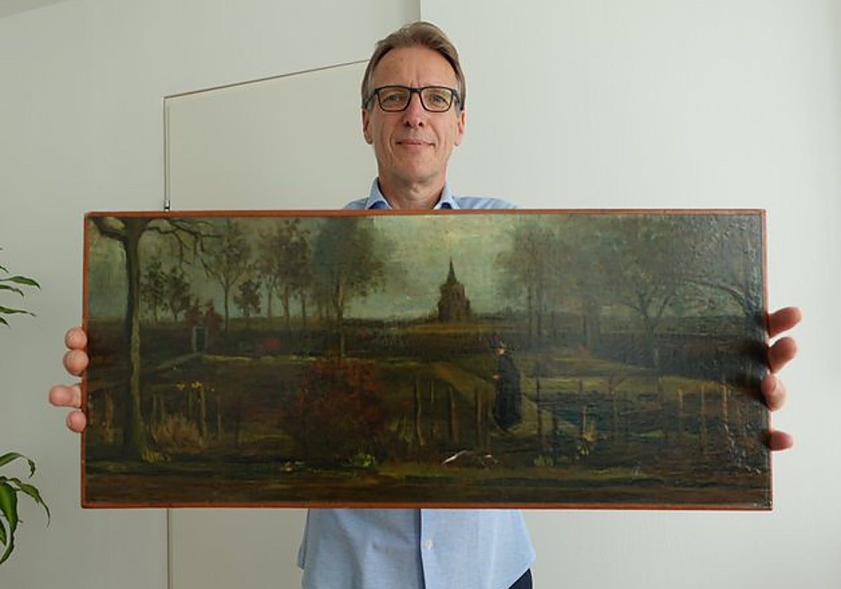 Arthur Brand muestra el cuadro de Van Gogh recuperado