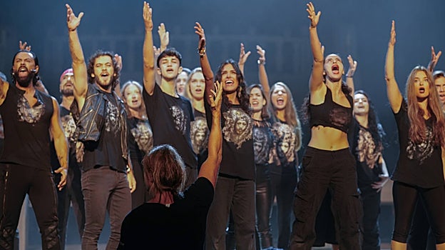 Nacho Cano dirige al elenco de 'Malinche' durante un pase gráfico del musical