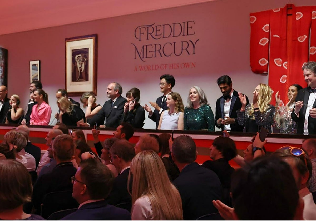 Imagen de la histórica subasta de objetos de Freddie Mercury en Sotheby's