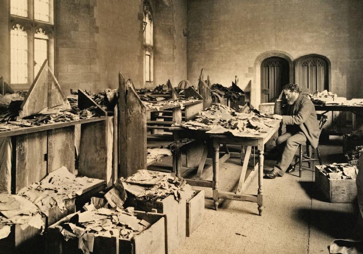 El profesor Solomon Schechter trabaja en Cambridge con los documentos de la Guenizá de El Cairo