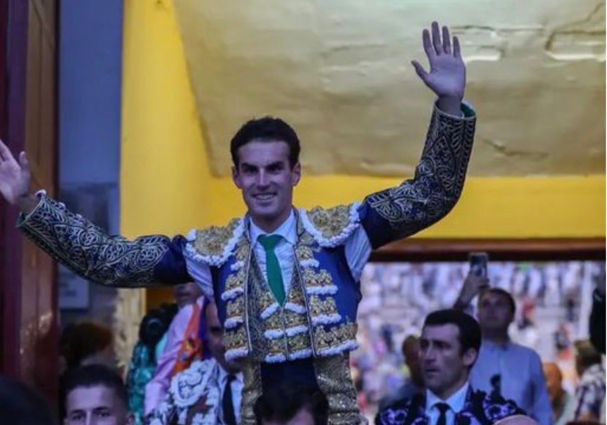 Fernando Adrián, a hombros por la puerta grande Iván Fandiño