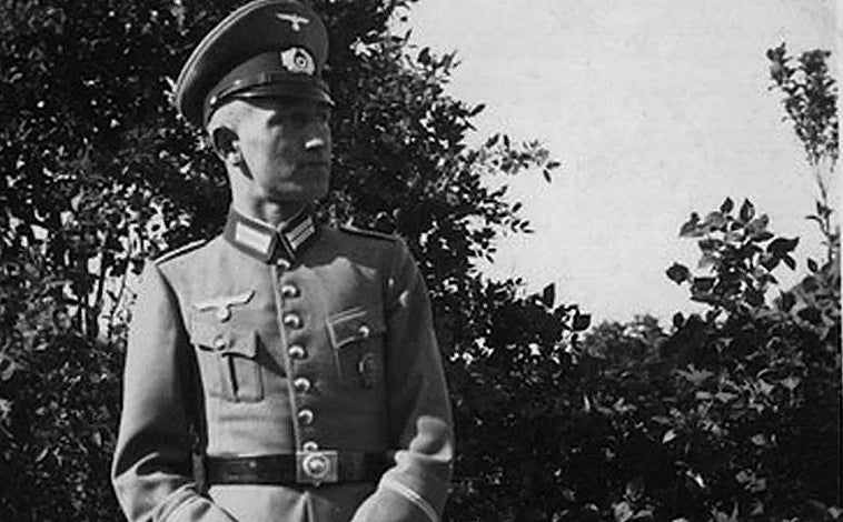 Imagen principal - De arriba abajo: Richard, abuelo de Ricardo Dudda, fue policía del Tercer Reich; el autor, de niño con su padre, y foto de Dudda