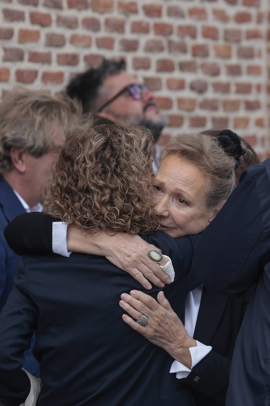 María Teresa Vega, viuda del periodista Pepe Domingo Castaño, recibe las condolencias de amigos y familiares en el exterior del tanatorio de Pozuelo (Madrid) donde se ha instalado la capilla ardiente del locutor, leyenda de la radio española