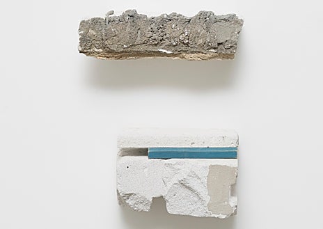 Imagen secundaria 1 - Sobre estas líneas, escultura de Fernanda Fregateiro (Elba Benítez) y 'Goldito', lienzo de Ana Barriga (Yusto/Giner). Arriba, instalación de Isidro Blasco en Ponce+Robles