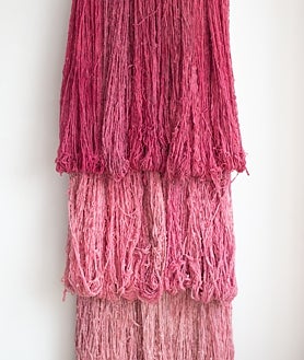 Imagen secundaria 2 - Sobre estas líneas, pieza de Enric Farrés Durán en Bombon Projects. A la derecha, instalación de Sandra Monterroso en Zielinsky. Arriba, cerámicas de Esther Guillén con las que dialoga Lola Lasurt en Joan Prats