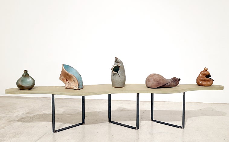 Imagen principal - Sobre estas líneas, pieza de Enric Farrés Durán en Bombon Projects. A la derecha, instalación de Sandra Monterroso en Zielinsky. Arriba, cerámicas de Esther Guillén con las que dialoga Lola Lasurt en Joan Prats