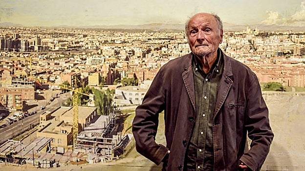 Antonio López, frente a uno de sus lienzos