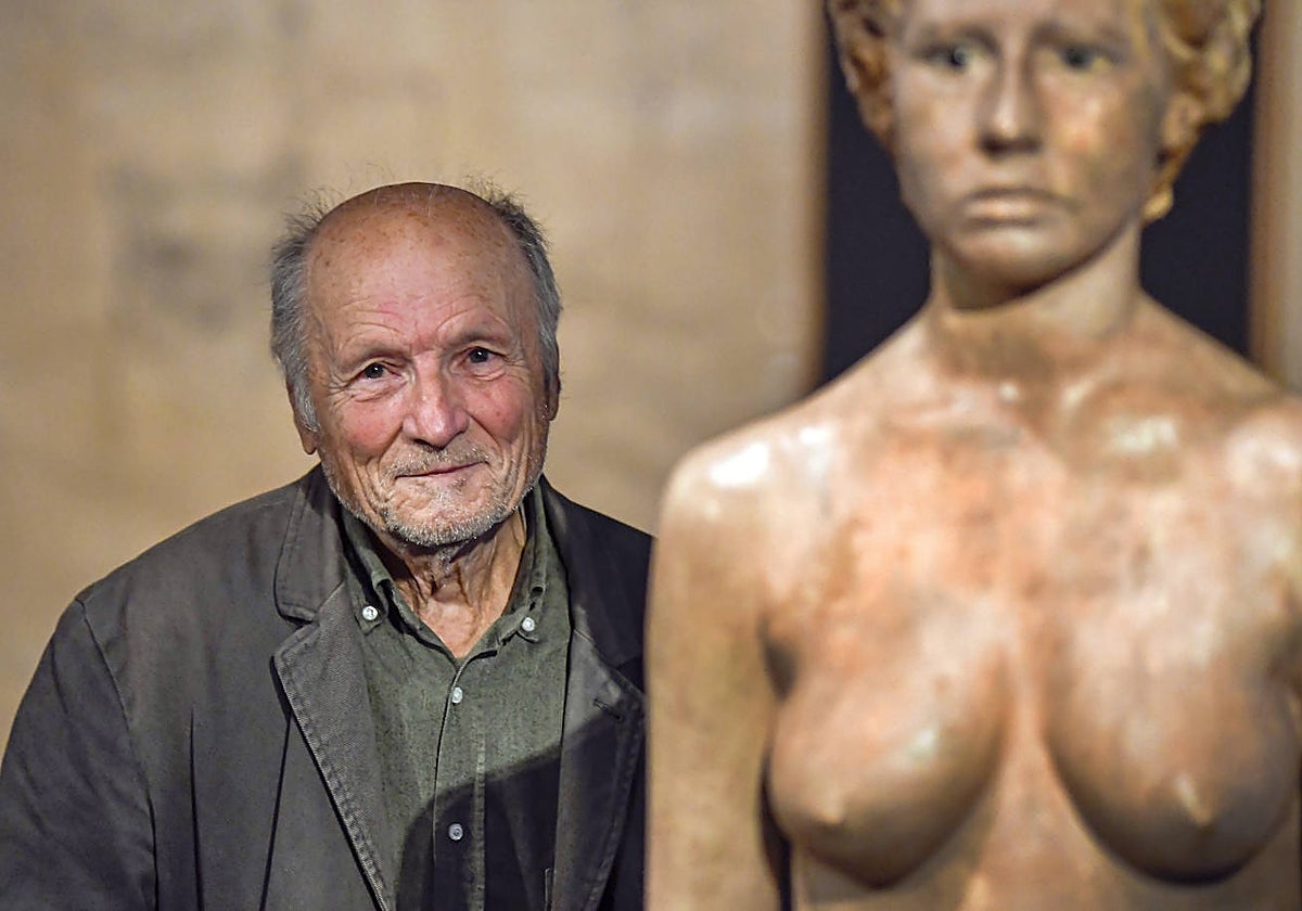 Antonio López posa junto a una de sus esculturas