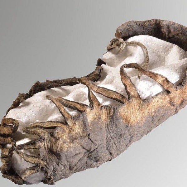 Descubren en una mina un zapato de niño de más de 2.000 años en 'excepcional' estado de conservación